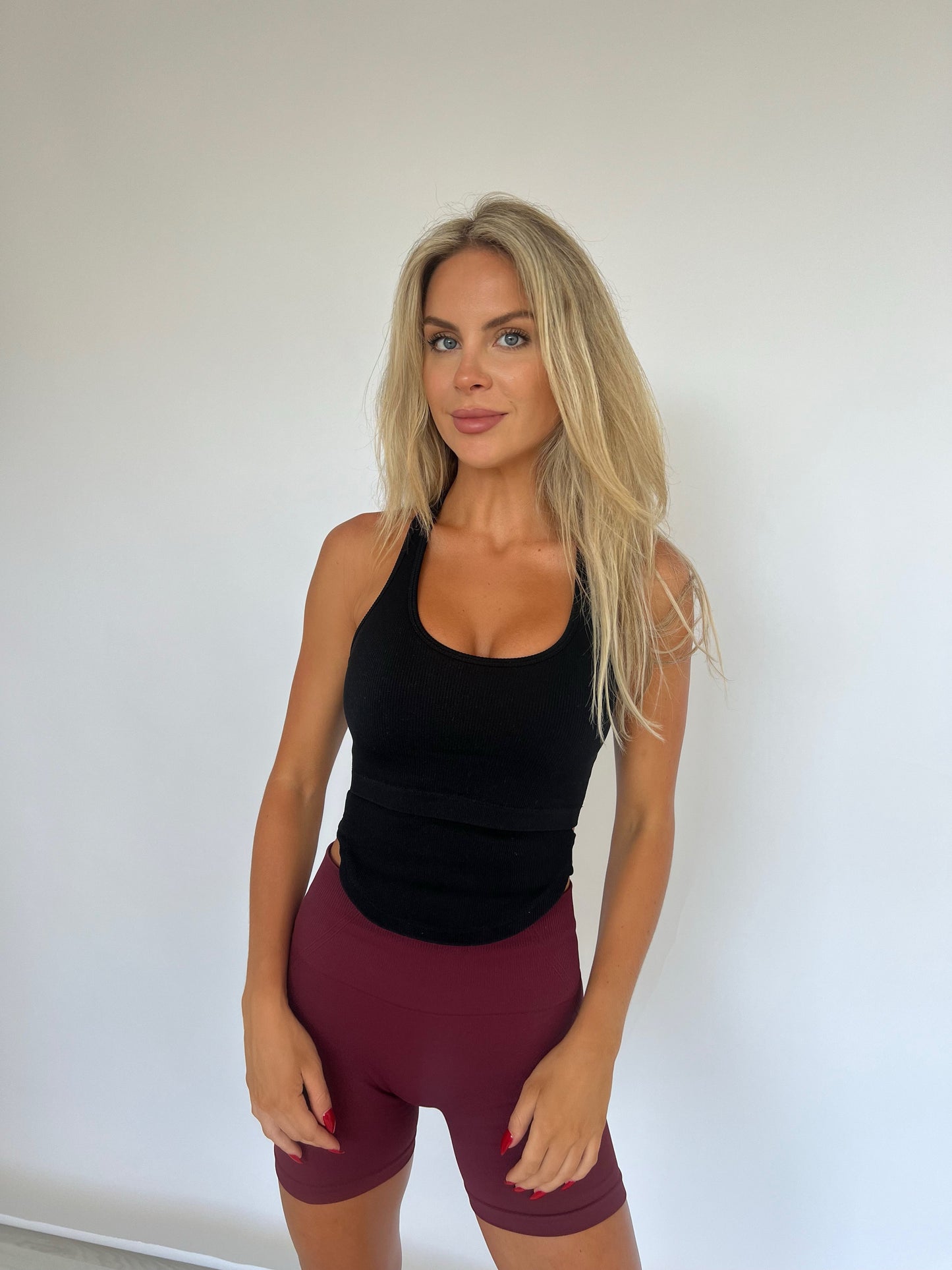 Archie & Wolf Tammy Short Burgundy, lifestyle shot